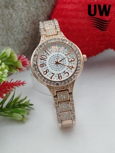 Personality Fashion Diamond-encrusted Watch Female Beautiful Quartz Watches Party Matching Popular Jewelry Gold Colour