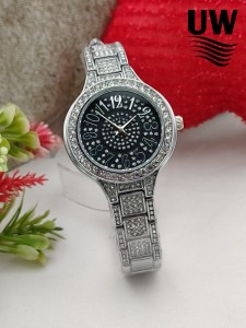 Personality Fashion Diamond-encrusted Watch Female Beautiful Quartz Watches Party Matching Popular Jewelry silver Colour